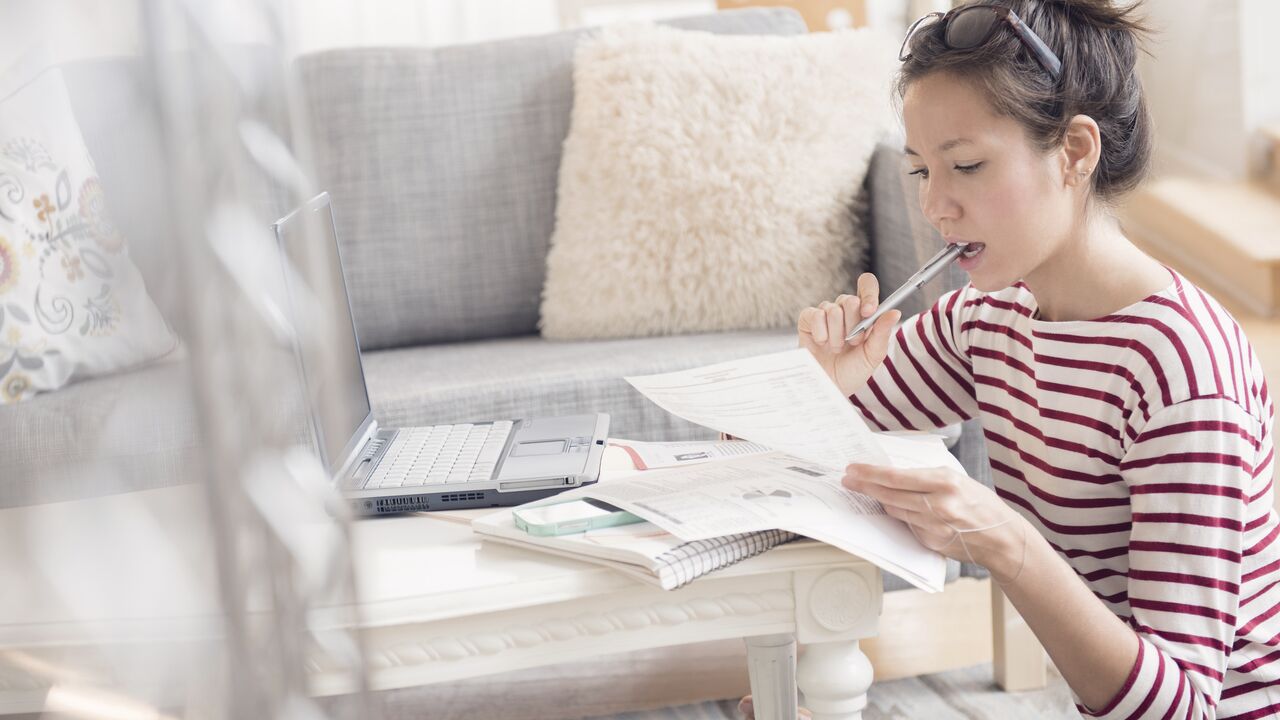 Ung kvinde lægger budget på sin laptop